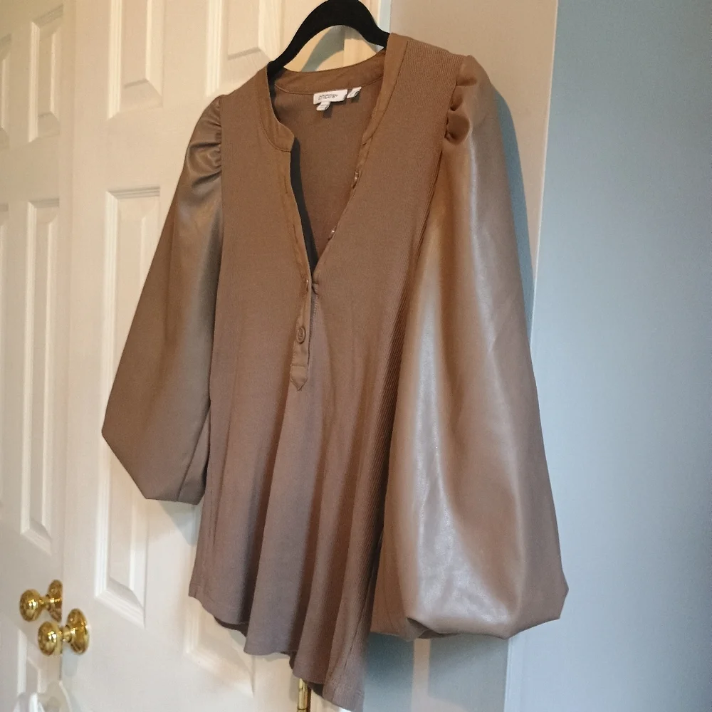 Chico's Women's Brown Mixed Media Blouse Size 0 (US Small) - Faux Leather Sleeve - Picture 8 of 13